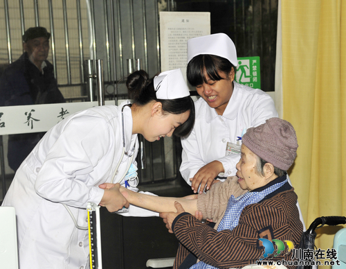 泸医附院“服务老人&nbsp;关爱老人”健康义诊活动(图3)