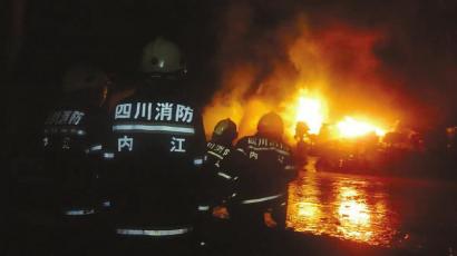 内江隆昌境内一甲醇槽车侧翻起火 引燃民房(图1) 内江隆昌境内一甲醇槽车侧翻起火 引燃民房(图1)