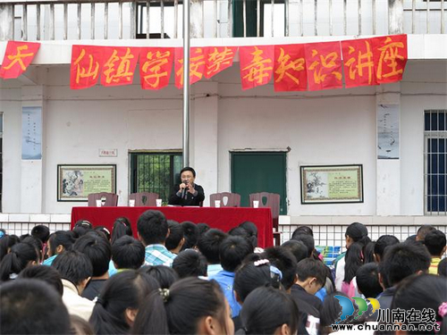 泸州市纳溪区人口计生局禁毒宣传走进学校(图1) 泸州市纳溪区人口计生局禁毒宣传走进学校(图1)