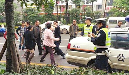 泸县一辅警当街打人&nbsp;回应称对方先动手(图1)