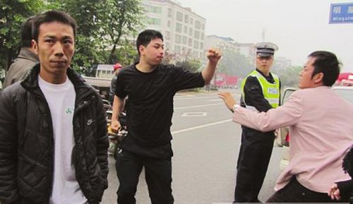 泸县一辅警当街打人&nbsp;回应称对方先动手(图2)
