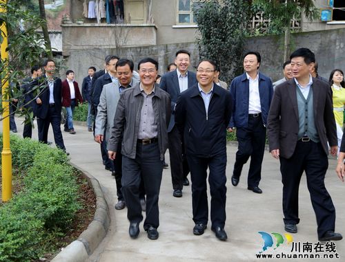 泸州市委书记蒋辅义为叙永职高揭牌(图1)