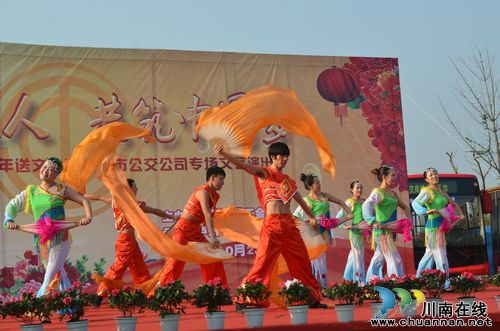 泸州市总工会2013年送文化到市公交公司演出(图2) 泸州市总工会2013年送文化到市公交公司演出(图2)