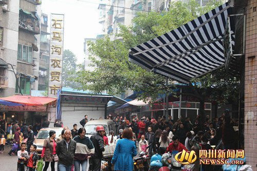 泸州一农贸市场菜贩不满租金涨太快集体罢市(图1) 泸州一农贸市场菜贩不满租金涨太快集体罢市(图1)