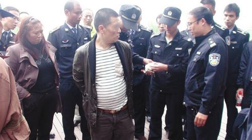 泸州13城管街头抓贼 20分钟制服偷车男子(图)(图1) 泸州13城管街头抓贼 20分钟制服偷车男子(图)(图1)
