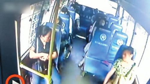 宜宾大姐公交车上捡走救命钱&nbsp;失主调监控寻人(图1)