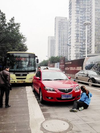 拒交3元停车费&nbsp;司机开车推行收费员5米多(图1)