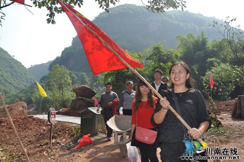 天仙镇:党旗飘扬党员奋战在建设的一线(图1) 天仙镇:党旗飘扬党员奋战在建设的一线(图1)