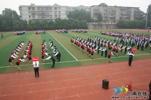 泸州市江阳职高举办礼仪操风采大赛(图1)