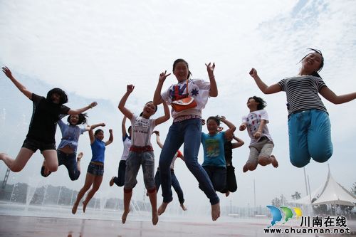 合江县城环局：打造最美休闲广场(图1)