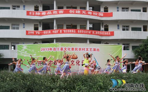 尧坝镇：“共筑中国梦·文化乐农家”欢声笑语在基层(图2)