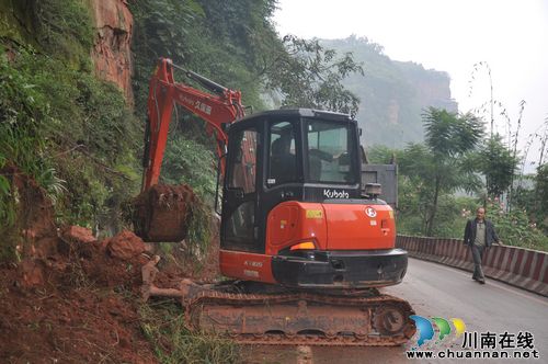 天仙镇：大做“路文章”&nbsp;绝壁拓路促发展(图1)