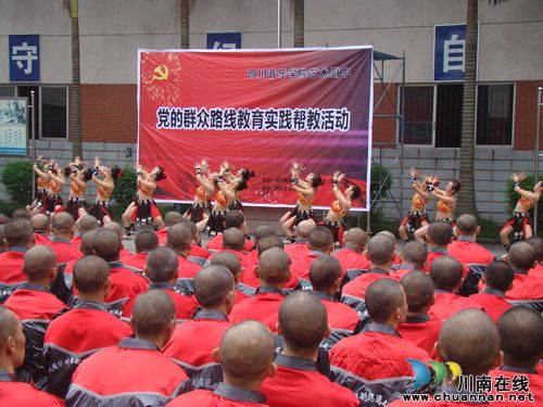 文艺汇演进高墙(图1)