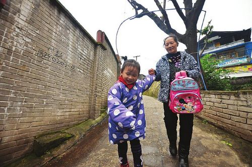 宜宾女童患先天性白内障 父母4年未出现(图2) 宜宾女童患先天性白内障 父母4年未出现(图2)