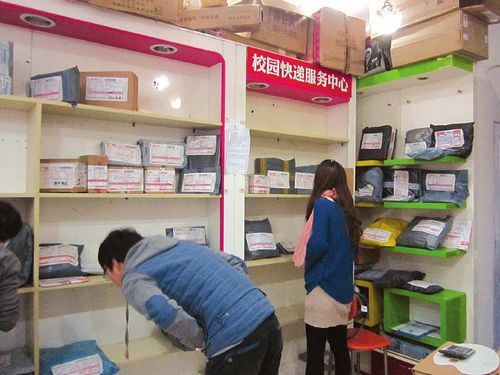 川南电商备货迎战双11&nbsp;快递公司傍上送水工(图1)
