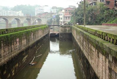 自贡一货船翻沉在船闸中&nbsp;致上百艘船停运(图1)