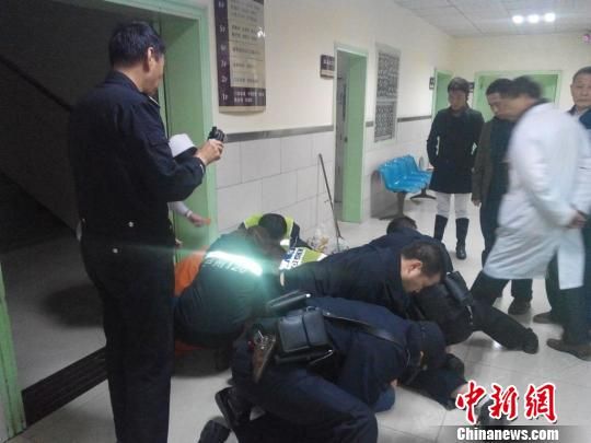 五警察摁驾驶员强制验血查酒驾 网友称理解