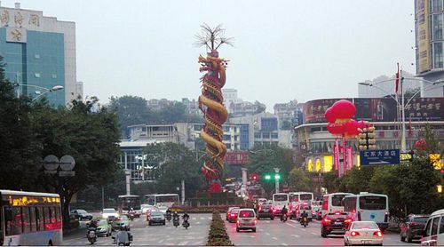 缓堵让出通行空间&nbsp;自贡13岁的龙抱柱要搬了(图1)