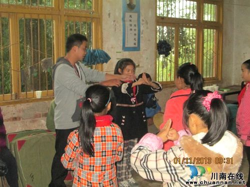 泸州天仙镇学校：情系山里孩子&nbsp;送教促均衡发展(图1)
