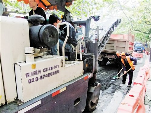 内江市“四方块”等四地段道路改造昨日启动(图1)