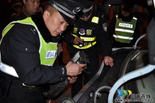 叙永县巡防大队人性化执法整治城区交通秩序(图1)