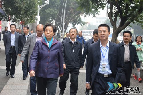 省委常委、省总工会主席李登菊莅泸视察工作(图2) 省委常委、省总工会主席李登菊莅泸视察工作(图2)