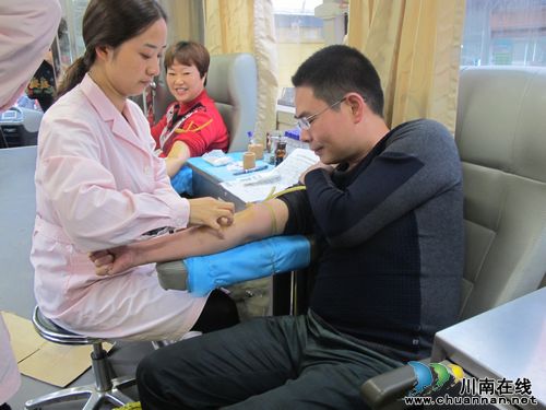 泰安镇：机关干部带头献血&nbsp;传递爱心正能量(图1)