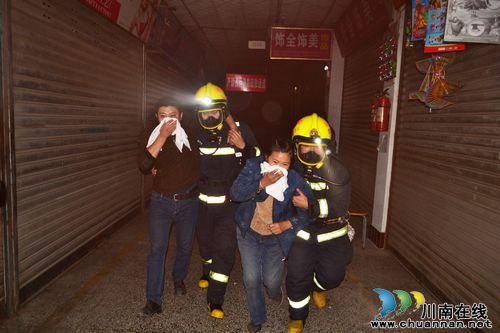 泸州沱江市场发生"火灾"&nbsp;救援队20分钟救出被困人员(图3)