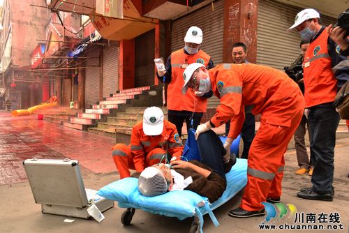 泸州沱江市场发生"火灾"&nbsp;救援队20分钟救出被困人员(图4)