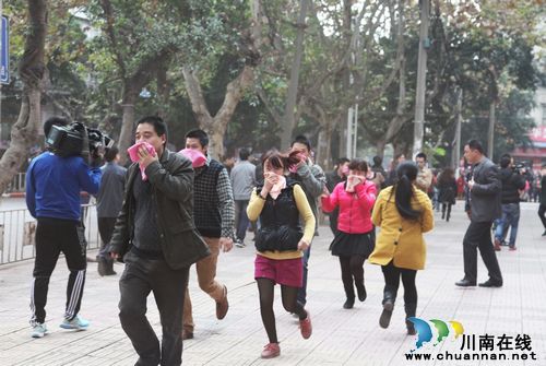 泸州沱江市场发生"火灾"&nbsp;救援队20分钟救出被困人员(图1)