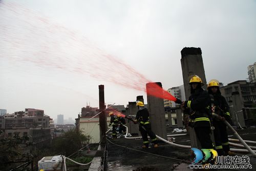 泸州沱江市场发生"火灾"&nbsp;救援队20分钟救出被困人员(图2)