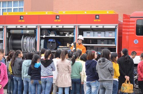 华阳街道：举行校园消防疏散演练(图1)