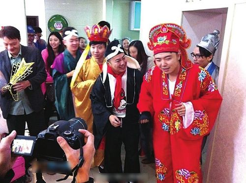 光棍节前“至尊宝”和“紫霞”结婚了(图2)