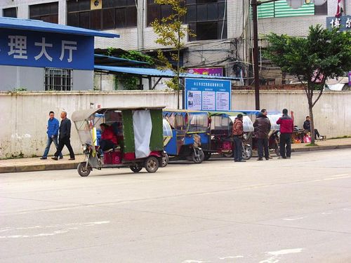 载客三轮重现内江&nbsp;运管部门:采取集中整治措施(图1)