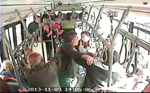 宜宾：公交车上抽烟被劝阻&nbsp;男子醉打六旬老人(图1)