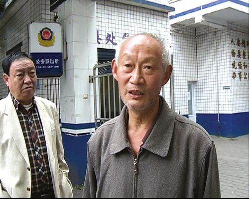 宜宾：公交车上抽烟被劝阻&nbsp;男子醉打六旬老人(图2)