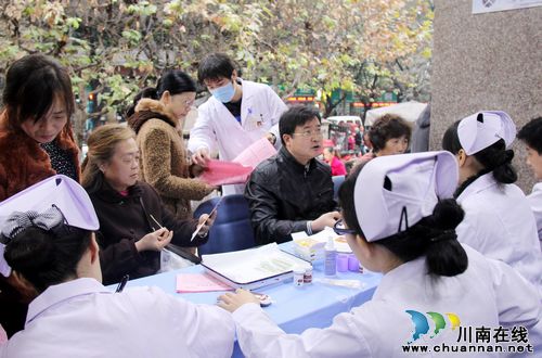 泸医附院举行“世界糖尿病日”专家义诊活动(图2)
