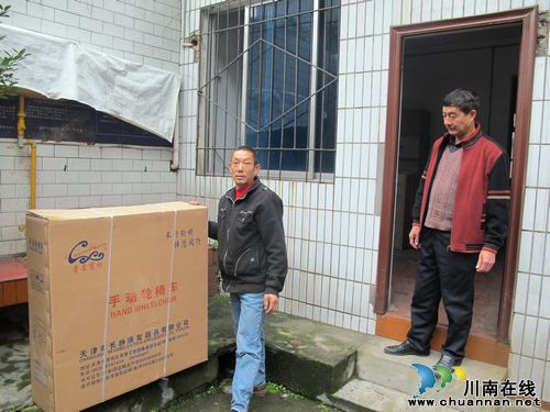 奇峰镇：残疾人得到免费轮椅(图1)