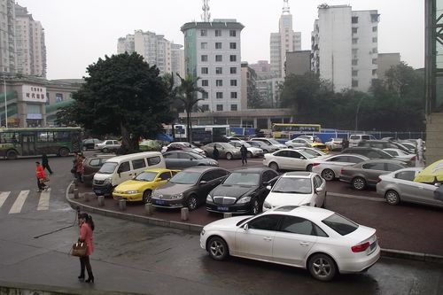 调查:车多位少收费高&nbsp;泸州城区停车难问题初探(图2)