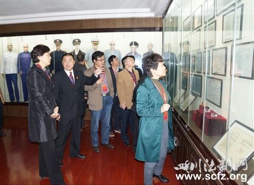 省法院"邀请人大代表进法院"活动走进泸州法院(图1)