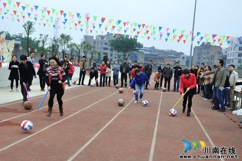 方洞镇:举行趣味运动会(图2) 方洞镇:举行趣味运动会(图2)