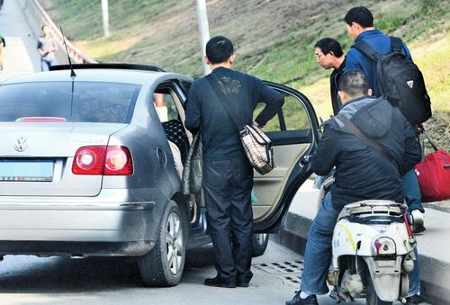 乘客搭乘顺风车 "路霸"强收拦车费(图1) 乘客搭乘顺风车 "路霸"强收拦车费(图1)