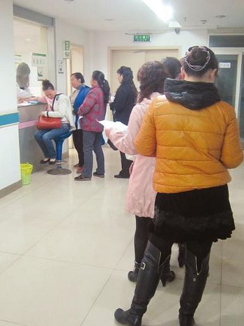 医院街边广告内容引反感 泸州部分医院难排专家号(图1) 医院街边广告内容引反感 泸州部分医院难排专家号(图1)