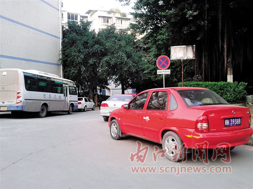 小区车位“僧多粥少”&nbsp;居民烦扰&nbsp;车主无奈(图1)