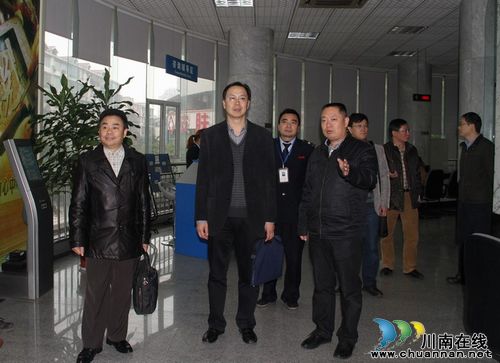 省国税局总审计师张宏征到龙马潭区国税局调研税收工作(图1)