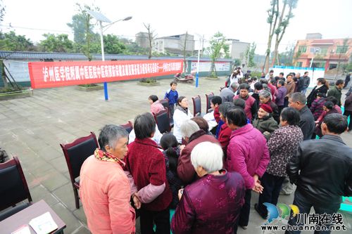 泸医中医院携手魏园村&nbsp;服务百姓健康行(图2)