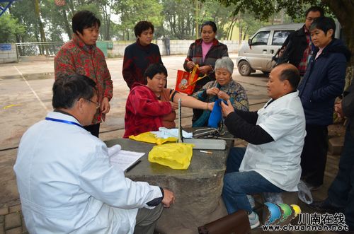 华阳街道:健康讲座进小区 居民群众乐开怀(图2) 华阳街道:健康讲座进小区 居民群众乐开怀(图2)