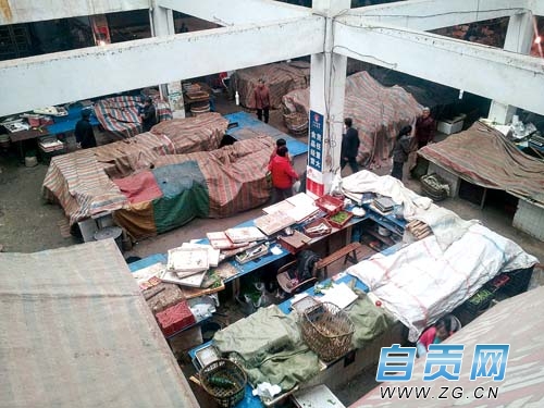 自贡绿盛农贸市场摊位租金涨价&nbsp;几十家摊主"歇业"(图1)