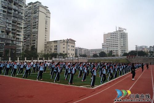 泸州十八中顺利通过市级阳光体育示范校验收(图1)