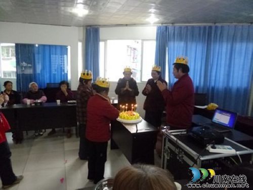 大山坪街道：欢聚老年生日会&nbsp;共铸和谐邻里情(图1)